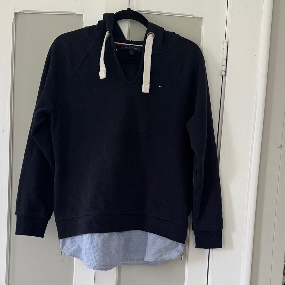 Tommy Hilfiger Women’s Navy Hooded Sweatshirt. Size medium. Pre owned.